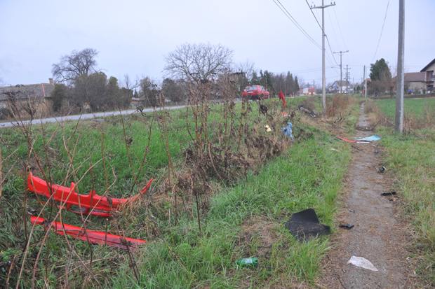 Расути делови аутомобила, комади одеће на све стране, оборен стуб: Стравичан призор са места где је Ана погинула када се са друговима враћала са рођендана своје сестре (ФОТО)